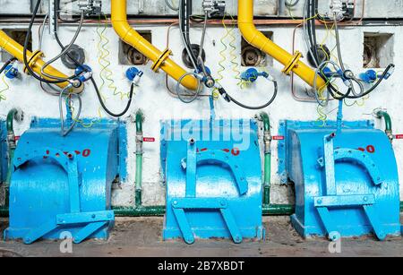 Gasbrenner an einem Heißwasserkessel in einem Gaskesselhaus. Gaskesselhausanlagen. Stockfoto