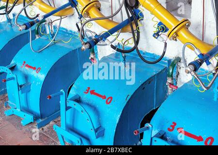 Gasbrenner an einem Heißwasserkessel in einem Gaskesselhaus. Gaskesselhausanlagen. . Stockfoto