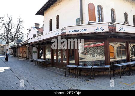 Sarajevo. März 2020. Am 18. März 2020 ist in Sarajevo, Bosnien und Herzegowina (BiH) ein leeres Café zu sehen. Bosnien und Herzegowina (Bosnien und Herzegowina) erklärte am Montag aufgrund des Ausbruchs des Coronavirus in beiden seinen Einheiten - Republika Srpska (RS) und die Föderation BiH (FBiH) - einen Ausnahmezustand, den die Regierungsbeamten beider Einheiten nach gleichzeitigen Notfallsitzungen ankündigten. Credit: Nedim Grabovica/Xinhua/Alamy Live News Stockfoto