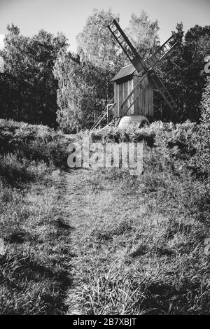 Traditionelles Windmühlenhaus oben auf einem Hügel in schwarz-weiß Stockfoto