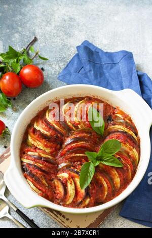 Ratatouille, vegetarische Mahlzeit auf einem Stein- oder Schiefertisch. Ernährung und gesundes Lebensmittelkonzept. Stockfoto