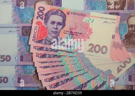 Ukrainisches Geld. Die Banknote von zweihundert Hryvna auf dem Hintergrund von fünfzig Hryvna-Banknoten. Geldabschreibungen. Inflation und Standard Stockfoto