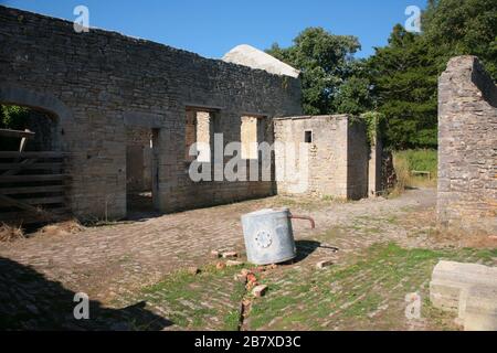 Ruinen des Hinterhofes des Rektoriums in dem verlassenen Dorf Tyneham, Insel Purbeck, Dorset Stockfoto