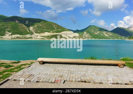 Improvisierte Bank aus Holzstämmen am Ufer des Hochbergsees Kezenoi am Vedensky im Bezirk der tschetschenischen Republik, Russland Stockfoto