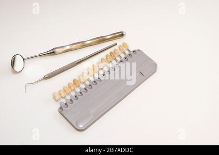 Dental Implantat aus Kunststoff, um den Farbton der Zähne zu wählen Stockfoto