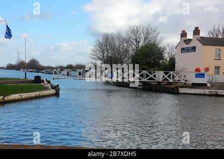 Eine von vielen Schaumbrücken auf dem Gloucester- und Schärfenkanal, die hier an der Kreuzung Saul bei Frampton zu sehen sind. Stockfoto