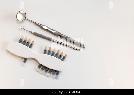 Dental Implantat aus Kunststoff, um den Farbton der Zähne zu wählen Stockfoto