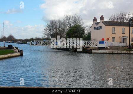 Eine von vielen Schaumbrücken auf dem Gloucester- und Schärfenkanal, die hier an der Kreuzung Saul bei Frampton zu sehen sind. Stockfoto