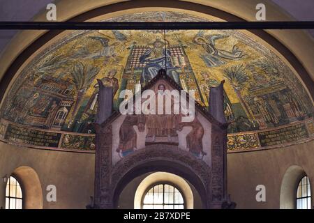 Traditio legis: Christus, der dem heiligen Petrus und dem heiligen Paul das Gesetz schenkt - Tympanon des Ciboriums des heiligen Ambrosiens (9. Bis 10. Chr.) - Mailand, Italien Stockfoto