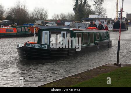 Vier Herren in einem wirklich schönen, renovierten Barge am Gloucester- und Schärfenkanal an der Kreuzung Saul. Stockfoto