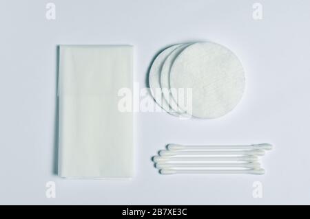 Make-up-Pflege-Kit im Hintergrund. Saubere Serviette, Baumwollknospen, Baumwollpolster. Stockfoto