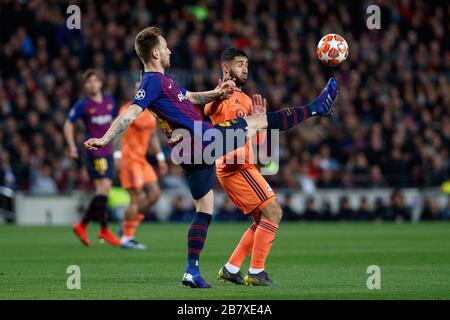 BARCELONA, SPANIEN - 13. MÄRZ: Ivan Rakitic vom FC Barcelona und Nabil Fekir von Olumpique Lyonnais während der UEFA Champions League-Runde von 16, 2 Stockfoto