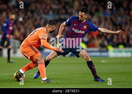 BARCELONA, SPANIEN - 13. MÄRZ: Nabil Fekir von Olympique Lyonnais und Sergio Busquets vom FC Barcelona während der UEFA Champions League Runde von 16, seco Stockfoto