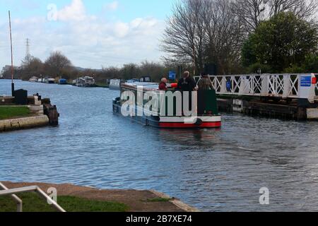 Eine von vielen Schaumbrücken auf dem Gloucester- und Schärfenkanal, die hier an der Kreuzung Saul bei Frampton zu sehen sind. Stockfoto