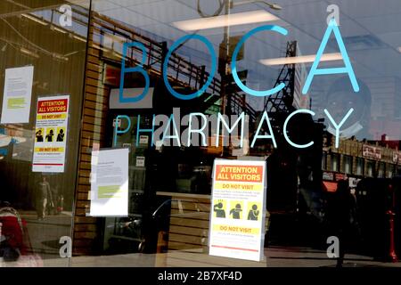 The Bronx, New York, NY, USA, 18. März 2020. Einige Bewohner der South Bronx, die nicht an Ort und Stelle stehen, gehen über ihre täglichen Routinen al Stockfoto