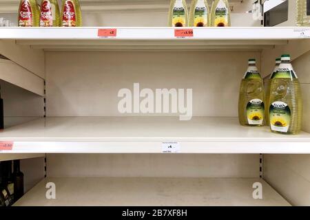 Leere Regale in einem Sainsburys Store am 18. März 2020 in Upton, Wirral, Großbritannien. Panikkäufe haben die Regale im Supermarkt geräumt Stockfoto