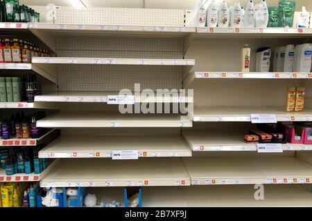 Leere Regale in einem Sainsburys Store am 18. März 2020 in Upton, Wirral, Großbritannien. Panikkäufe haben die Regale im Supermarkt geräumt Stockfoto