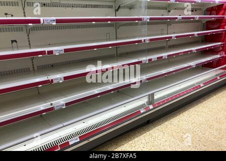 Leere Regale in einem Sainsburys Store am 18. März 2020 in Upton, Wirral, Großbritannien. Panikkäufe haben die Regale im Supermarkt geräumt Stockfoto