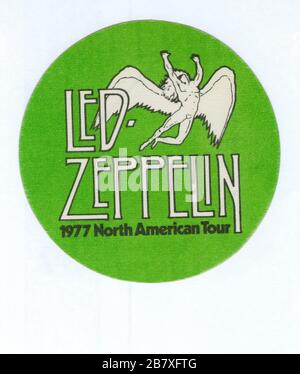 Der offizielle Backstage Pass von LED Zepelin von ihrem Konzert in der Chicago Stadium Show in Chicago, Illinois am 7. April 1977. Dieser Pass war eigentlich der eigene Touring-Pass von Zepelin. Das war in jenem Jahr nicht ungewöhnlich, aber schon in den 1970er Jahren druckten die meisten Bands keine eigenen Pässe. Um meine anderen mit Musik in Zusammenhang stehenden Vintage-Bilder zu sehen, suchen Sie nach Prestor Vintage-Musik Stockfoto