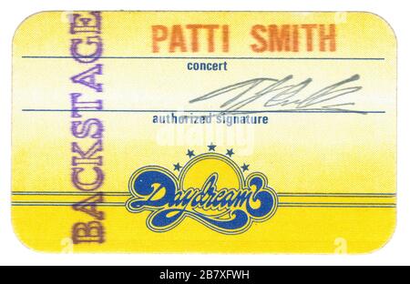 Patti Smith - offizieller Backstage Pass von ihrem Konzert in der Oriental Theatre Show in Milwaukee, Wisconsin am 6. März 1976. Dieser Pass war eigentlich der Pass des lokalen Konzertveranstalters, da Patti keinen offiziellen Tourpass zur Verfügung hatte. Das war Anfang der 1970er Jahre recht üblich; die meisten Bands druckten keine eigenen Pässe. Um meine anderen mit Musik in Zusammenhang stehenden Vintage-Bilder zu sehen, suchen Sie nach Prestor Vintage-Musik Stockfoto