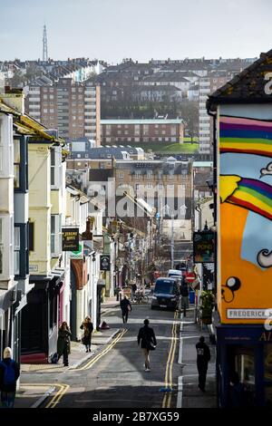 Blick auf die Gloucester Road im Herzen der North Laine Gegend von Brighton UK Stockfoto