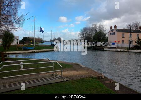 Eine von vielen Schaumbrücken auf dem Gloucester- und Schärfenkanal, die hier an der Kreuzung Saul bei Frampton zu sehen sind. Stockfoto