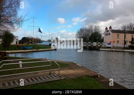 Eine von vielen Schaumbrücken auf dem Gloucester- und Schärfenkanal, die hier an der Kreuzung Saul bei Frampton zu sehen sind. Stockfoto