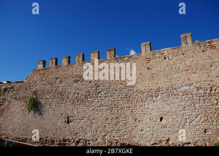 Die mittelalterliche Befestigungsmauer der Altstadt von Alcudia auf Mallorca, Spanien. Stockfoto