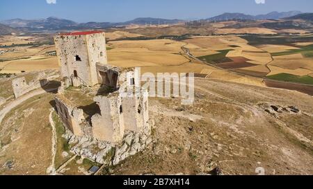 Das Schloss La Estrella wurde 1931 zum nationalen Denkmal für historisches und künstlerisches Interesse ernannt und befindet sich im Dorf Teba in Stockfoto