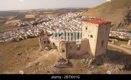 Das Schloss La Estrella wurde 1931 zum nationalen Denkmal für historisches und künstlerisches Interesse ernannt und befindet sich im Dorf Teba in Stockfoto