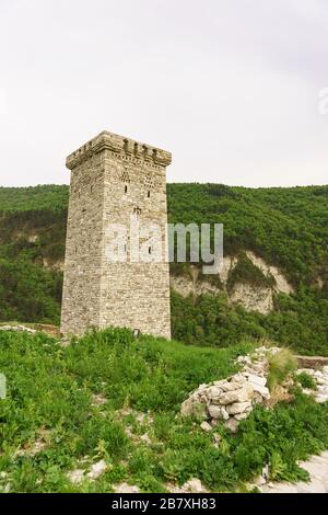 Restaurierte Khoi Wohnturm, XIV-XVI Jahrhunderten auf dem Gebiet der Beilegung des gleichen Namens. Auf dieser Turm ist mit einem soliden m gekrönt. Stockfoto