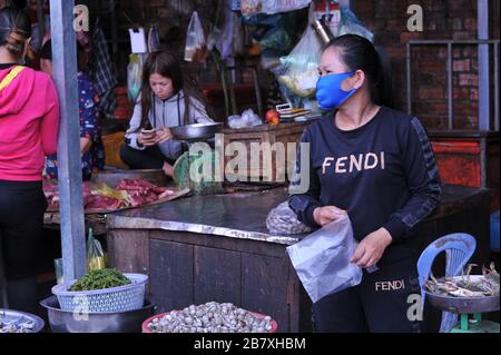 Eine kambodschanische Frau, die eine schützende Gesichtsmaske trägt, verkauft während der Coronavirus-Pandemie Meeresfrüchte auf dem Kandal Market. Phnom Penh, Kambodscha. © Kraig Lieb Stockfoto