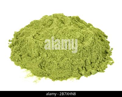 Weizengras Pulver auf weißem Hintergrund Stockfoto