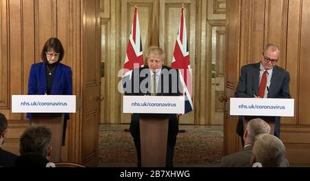 Videobildschirm-Grab von Dr. Jenny Harries, Premierminister Boris Johnson und Chief Scientific Adviser Sir Patrick Vallance, das bei einem Medien-Briefing in Downing Street, London, über Coronavirus (COVID-19) spricht, da NHS England bekannt gab, dass die Todesrate von Coronavirus in Großbritannien 104 erreicht habe. Stockfoto