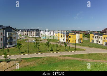 Flachhäuser im neuen Stadtteil Krasnodar an den Straßen von Schumann und Wagner an einem sonnigen Sommertag Stockfoto