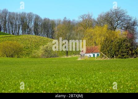 Dieser schön gepflegte Vorbau liegt mitten in der Ostholsteinischen Schweiz/Deutschland. Stockfoto