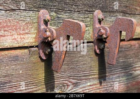 Metallhaken an einem alten Holzwagen, der auf die Wiederherstellung im Warengard am Bahnhof Cranmore West an der East Somerset Railway, Somerset, England, Großbritannien wartet Stockfoto