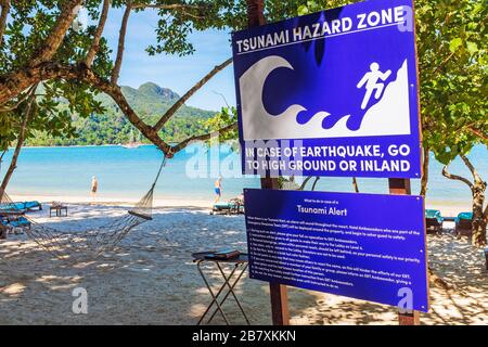 Warnschild der Tsunami-Gefahrenzone am Strand an der Ardamanensee, Langkawi, Malaysia, Asien Stockfoto