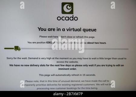 London, Großbritannien. Januar 2020. In dieser Fotoabbildung ist ein Screenshot der Ocado-Website zu sehen, auf dem über 7100 Personen mit einer Wartezeit von etwa zwei Stunden auf den Online-Einkauf warten. Kredit: Dinendra Haria/SOPA images/ZUMA Wire/Alamy Live News Stockfoto