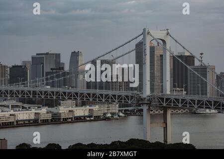 Panorama-Blick auf die moderne Skyline der Stadt Vogelperspektive Blick auf die Bucht von Tokio im Morgengrauen Stockfoto