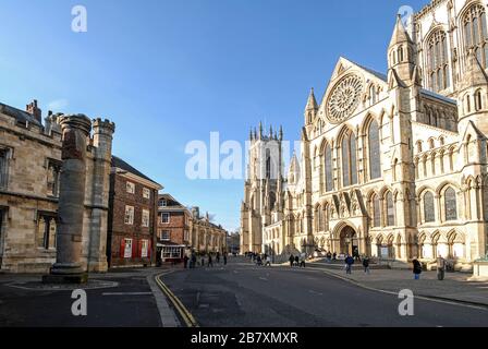 Die überlebensgroße römische Säule gegenüber dem York Minster in der historischen Stadt York in Großbritannien. Die Säule war Teil der Festung der römischen Sechste Stockfoto