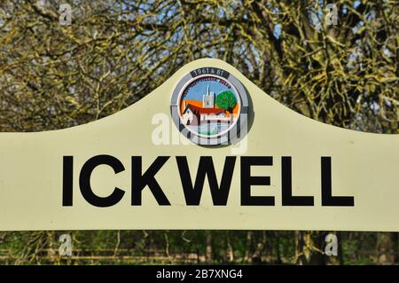 Dorfschild auf dem Grün, Ickwell, Bedfordshire, England, Großbritannien Stockfoto