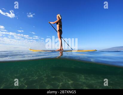 Gesunde, fit-Frau steht Paddel in Lahaina, Maui, Hawaii auf. Stockfoto