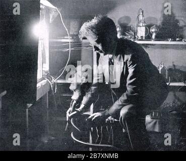 JOHN LOGIE BAIRD (1888-1946) schottischer Ingenieur und Fernsehpionier mit einem seiner Attrappen Stockfoto