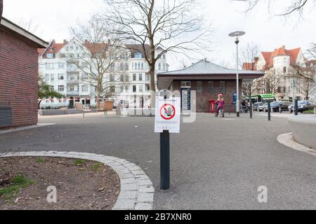 Geschlossener Spielplatz am Hannovers Moltkeplatz wegen der Corona-Pandemie. Ein Schild am Eingang sagt, dass der Zutritt verweigert wird. Stockfoto