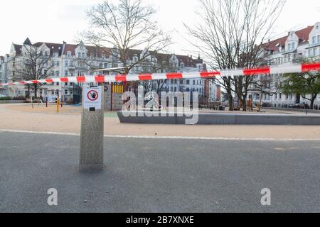 Geschlossener Spielplatz am Hannovers Moltkeplatz wegen der Corona-Pandemie. Ein Schild am Eingang sagt, dass der Zutritt verweigert wird. Stockfoto