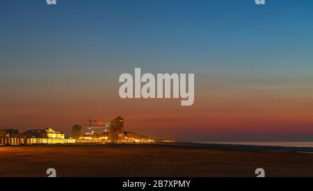 Panorama der Stadt Oostende (Ostende) bei Sonnenuntergang mit Strandpromenade, Strand und Nordsee, Belgien. Stockfoto