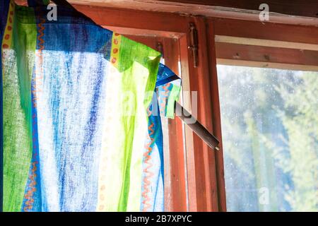 Zerbrochene Kopfschiene, die über ein Fenster hängt, Nahaufnahme im Inneren Stockfoto