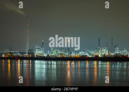 Petrochemische Industrie entlang der Wasserseite im Hafen von Rotterdam, Niederlande Stockfoto