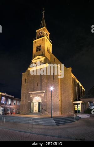Die evangelische Kirche im Dorf Moerkapelle, in der Nähe von Gouda, Niederlande, ist nachts beleuchtet.